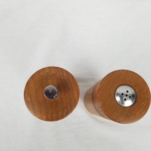 Wood salt and pepper shakers - Picture 3 of 10